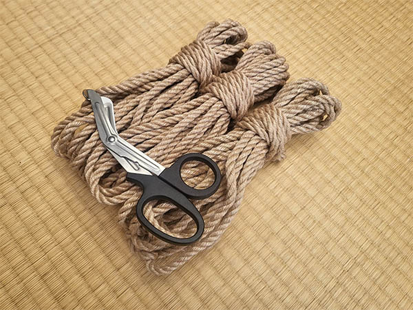  corde de jute shibari et ciseaux